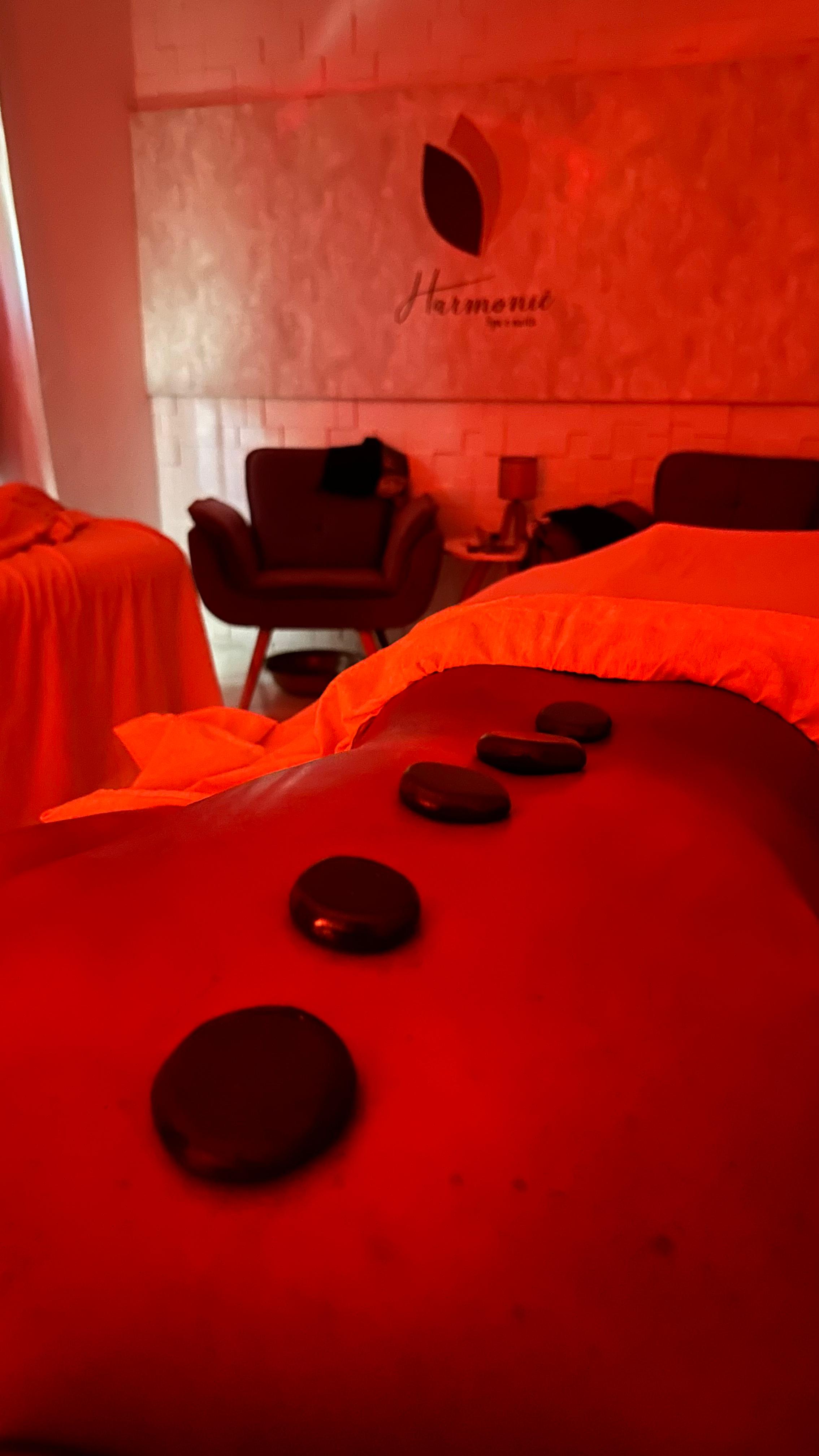 Massagem com Pedras Quentes 1 - Spa Harmoniê